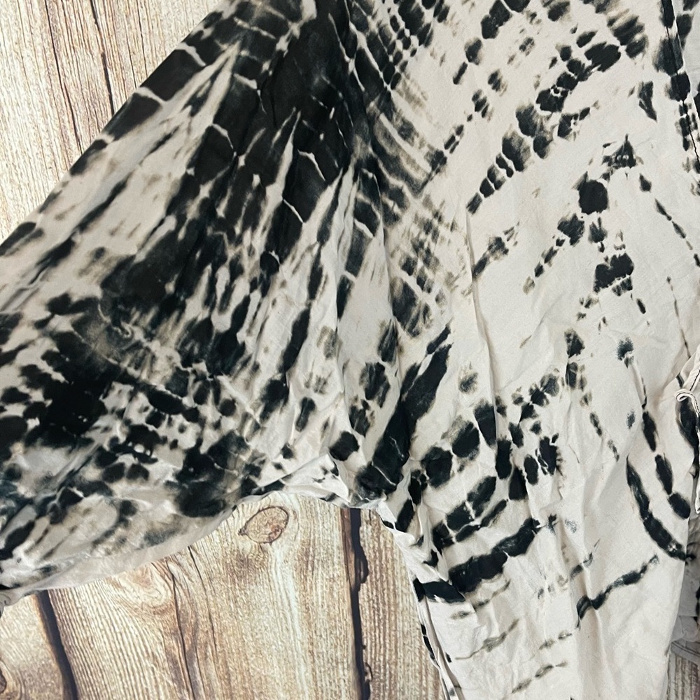 FOREVER 21 TIE DYE FAUX WRAP TOP BLACK & WHITE - Picture 3 of 7